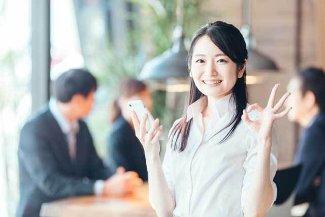 OKサインをする女性