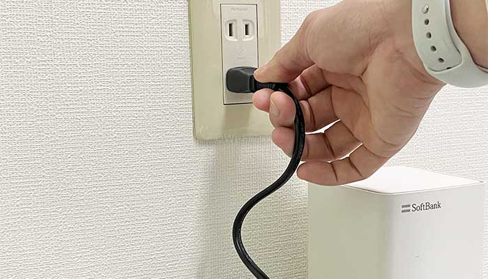 ソフトバンクエアーをコンセントに挿す
