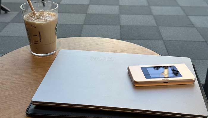カフェでポケット型WiFiを使っている写真
