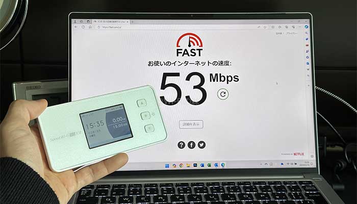 東京のホテルでWiMAXの電波と速度を検証している写真
