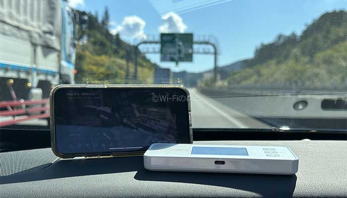 高速道路でWiMAXの検証をしている写真
